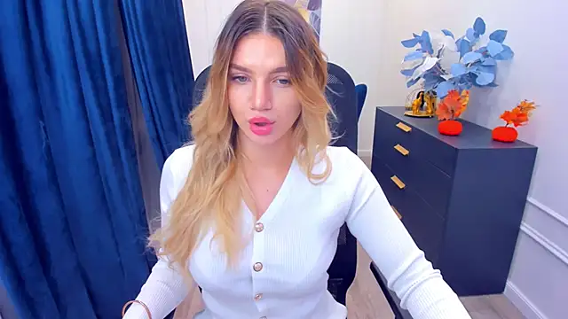 Snapshot of SelenaeMoore chatting on 10.16.25 SelenaeMoore online show from 10.16.25