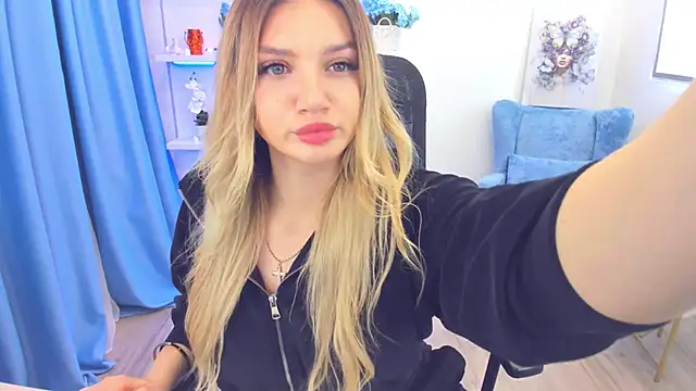 Snapshot of SelenaeMoore chatting on 10.21.25 SelenaeMoore online show from 10.21.25