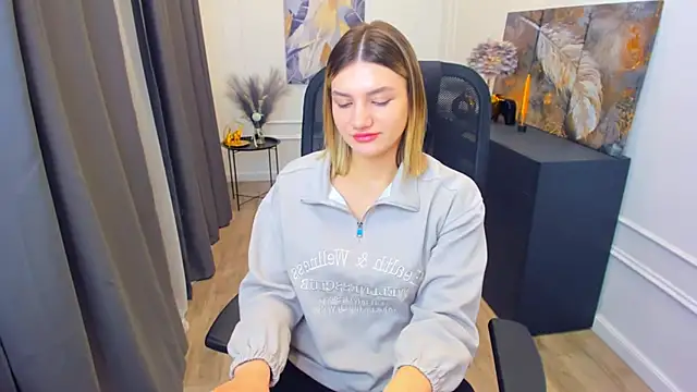 SelenaeMoore online show from 04.12.26