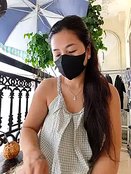 Snapshot of lyna_bl chatting on 10.23.25 lyna bl online show from 10.23.25