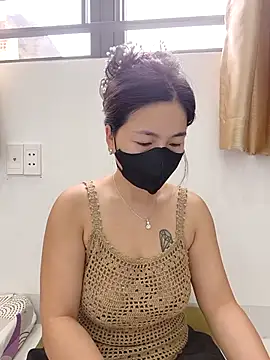 Snapshot of lyna_bl chatting on 11.18.25 lyna bl online show from 11.18.25