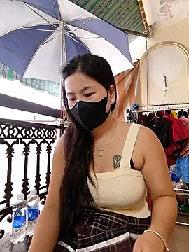 Snapshot of lyna_bl chatting on 11.21.25 lyna bl online show from 11.21.25