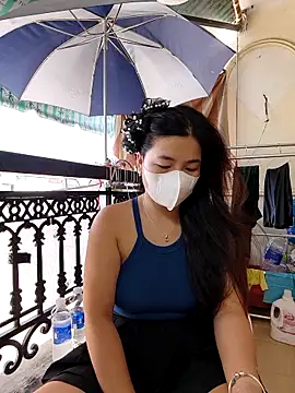 Snapshot of lyna_bl chatting on 11.25.25 lyna bl online show from 11.25.25