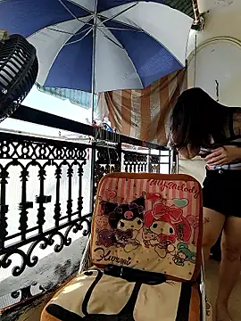 Snapshot of lyna_bl chatting on 12.18.25 lyna bl online show from 12.18.25