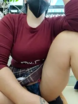 Snapshot of lyna_bl chatting on 12.23.25 lyna bl online show from 12.23.25