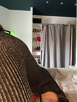 lynagreen01 online show from 02.20.25