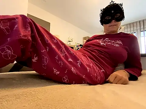 Snapshot of Marilou1983 chatting on 10.02.25 Marilou1983 online show from 10.02.25
