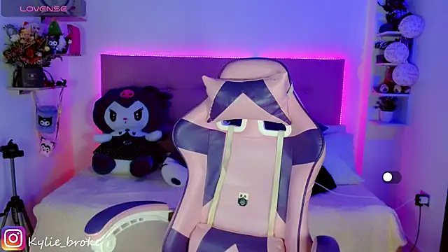 Snapshot of Kylie_brokee chatting on 12.27.24 Kylie brokee online show from 12.27.24