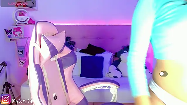 Snapshot of Kylie_brokee chatting on 01.28.25 Kylie brokee online show from 01.28.25