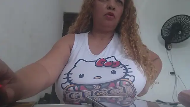 Snapshot of BustyAmanda chatting on 05.21.26 BustyAmanda online show from 05.21.26