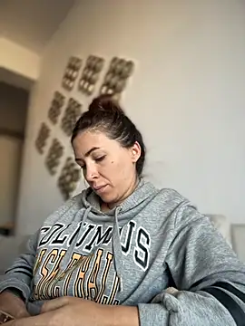 RaquelleDevon online show from 10.27.25