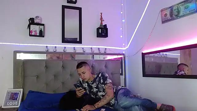 parejacaliente20154 online show from 02.20.25