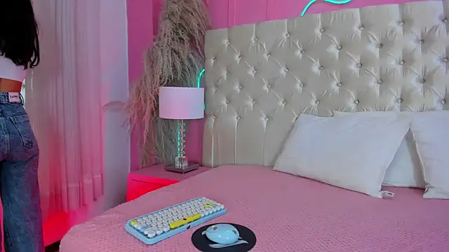 Julieta Cortes   online show from 03.28.26