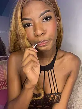 Snapshot of Petite_yisell chatting on 03.10.25 Petite yisell online show from 03.10.25