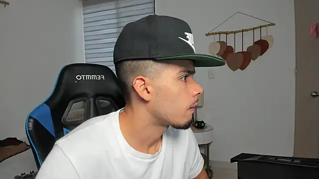 Snapshot of mateoleonee chatting on 02.14.26 mateoleonee online show from 02.14.26