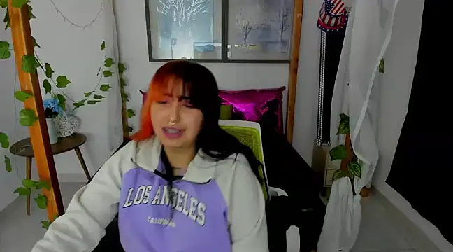 Snapshot of lussyevans24 chatting on 01.21.25 lussyevans24 online show from 01.21.25