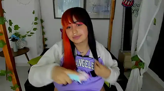 Snapshot of lussyevans24 chatting on 01.21.25 lussyevans24 online show from 01.21.25
