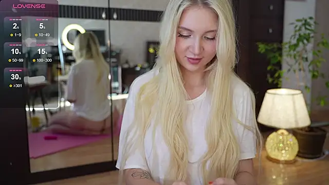 Snapshot of LunaLissa chatting on 09.23.25 LunaLissa online show from 09.23.25