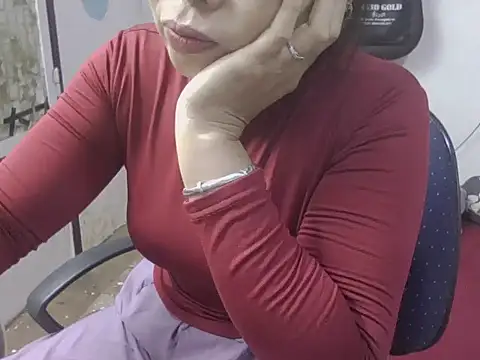 Snapshot of JuliaCiona chatting on 11.11.25 JuliaCiona online show from 11.11.25