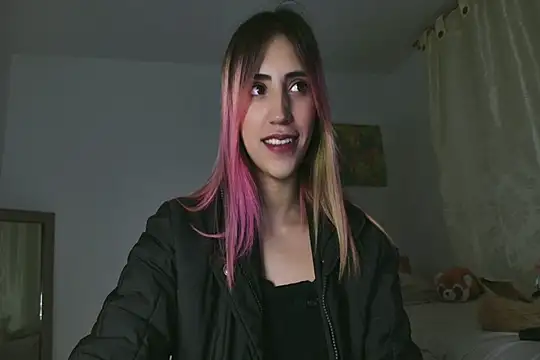 Snapshot of linnie_ chatting on 03.07.25 linnie  online show from 03.07.25