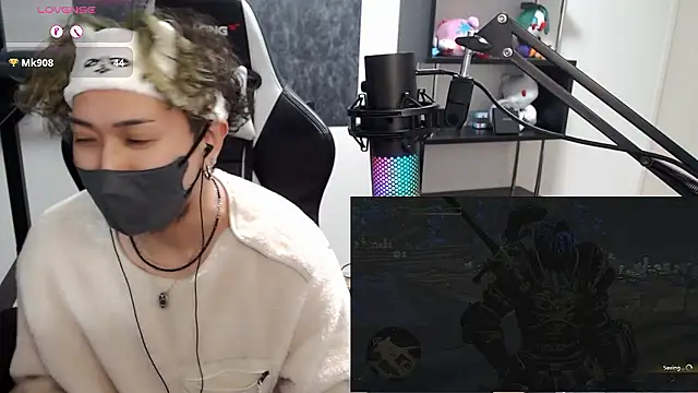 Snapshot of Shizukuu chatting on 10.31.25 Shizukuu online show from 10.31.25