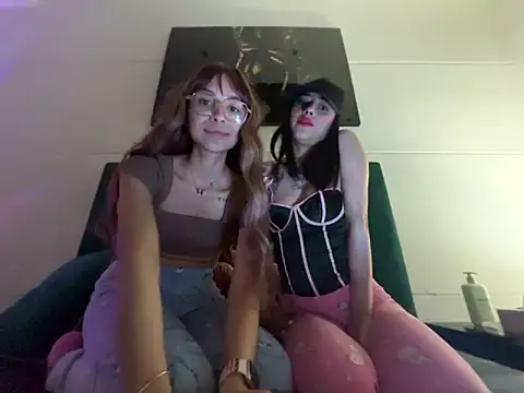 Snapshot of Tifannys chatting on 03.04.25 Tifannys online show from 03.04.25