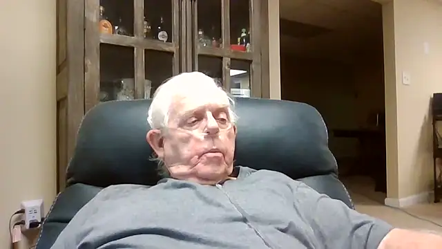 Snapshot of bootlegmanz chatting on 04.16.26 bootlegmanz online show from 04.16.26