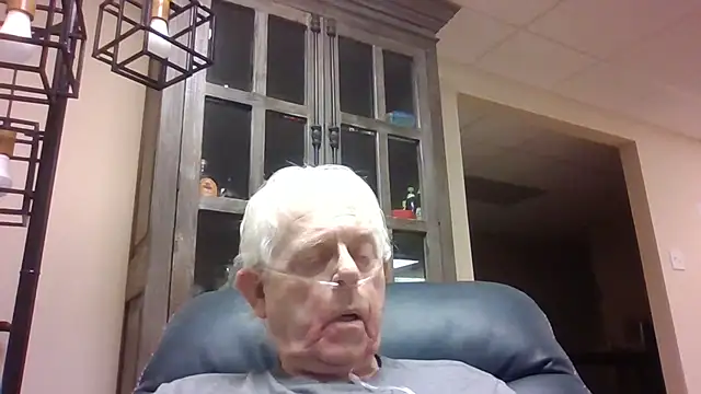Snapshot of bootlegmanz chatting on 04.17.26 bootlegmanz online show from 04.17.26