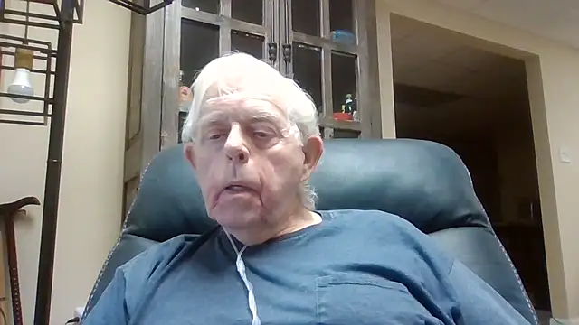 Snapshot of bootlegmanz chatting on 04.26.26 bootlegmanz online show from 04.26.26