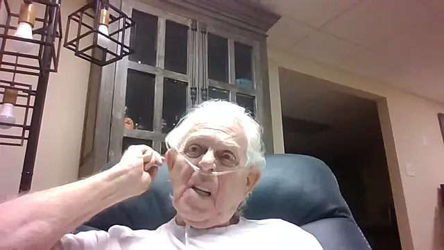 Snapshot of bootlegmanz chatting on 04.28.26 bootlegmanz online show from 04.28.26
