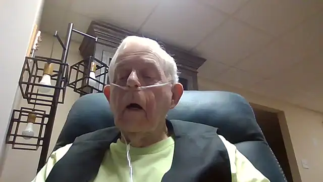 Snapshot of bootlegmanz chatting on 05.15.26 bootlegmanz online show from 05.15.26