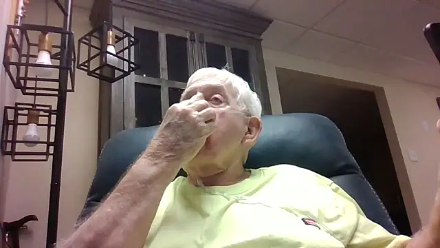 Snapshot of bootlegmanz chatting on 05.16.26 bootlegmanz online show from 05.16.26