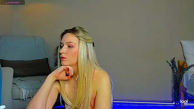 Snapshot of Agatha_weiss chatting on 11.19.25 Agatha weiss online show from 11.19.25