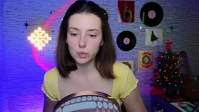 Snapshot of GloriaElmer chatting on 12.18.24 GloriaElmer online show from 12.18.24