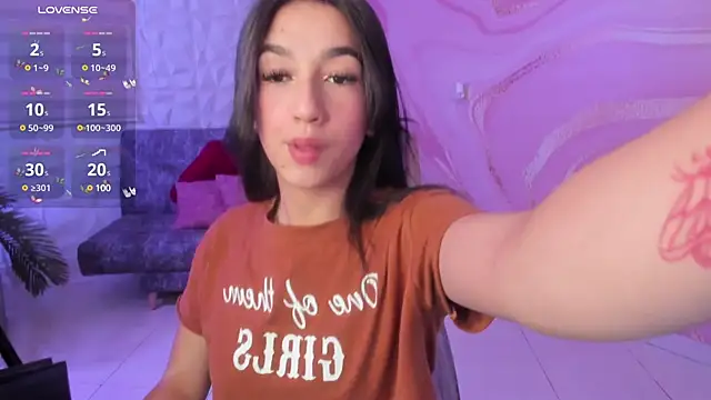 Snapshot of SaraaMills chatting on 01.07.25 SaraaMills online show from 01.07.25