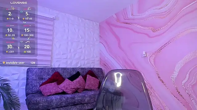 Snapshot of SaraaMills chatting on 01.11.25 SaraaMills online show from 01.11.25