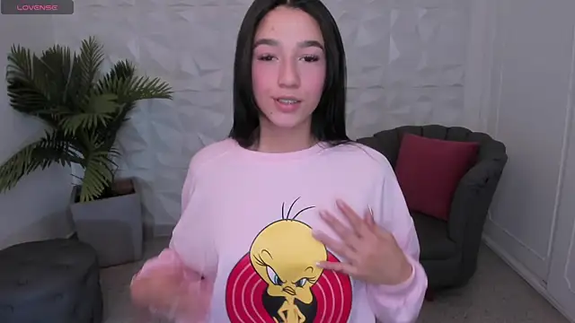 Snapshot of SaraaMills chatting on 01.17.25 SaraaMills online show from 01.17.25