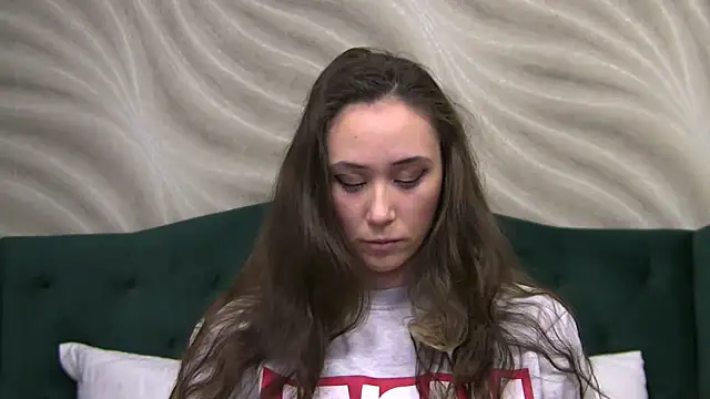 Snapshot of AliceMunro chatting on 01.12.25 AliceMunro online show from 01.12.25