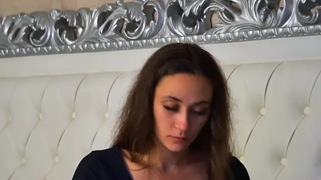 Snapshot of AliceMunro chatting on 09.10.25 AliceMunro online show from 09.10.25