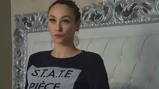 Snapshot of AliceMunro chatting on 10.21.25 AliceMunro online show from 10.21.25