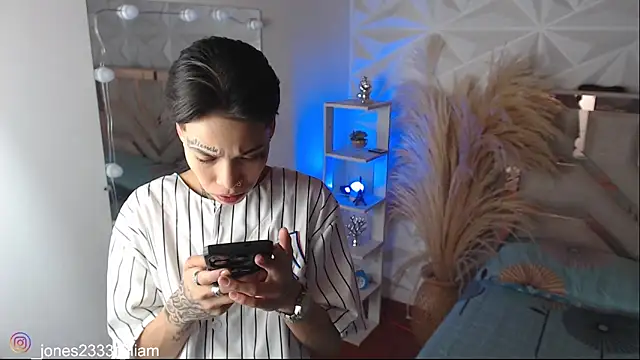 Jonesliam23 online show from 10.28.25