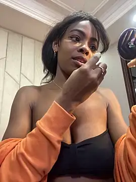 Snapshot of adaraSmiith chatting on 12.16.24 adaraSmiith online show from 12.16.24