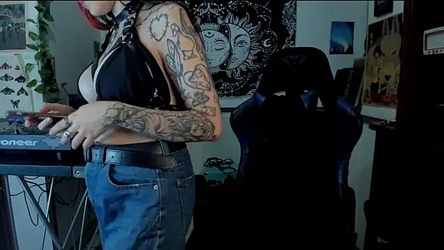 Snapshot of Demongirl6666 chatting on 02.13.25 Demongirl6666 online show from 02.13.25