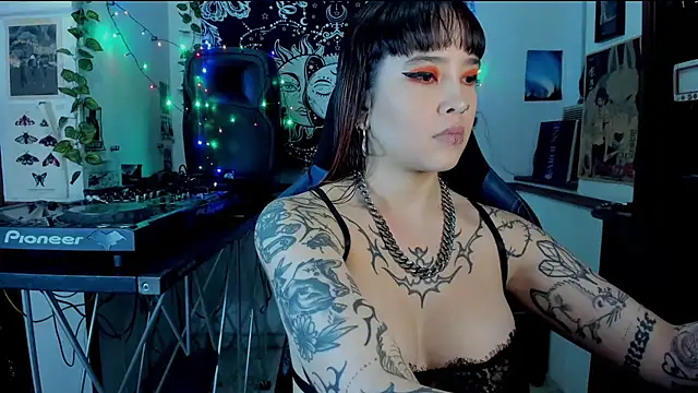 Snapshot of Demongirl6666 chatting on 02.21.25 Demongirl6666 online show from 02.21.25