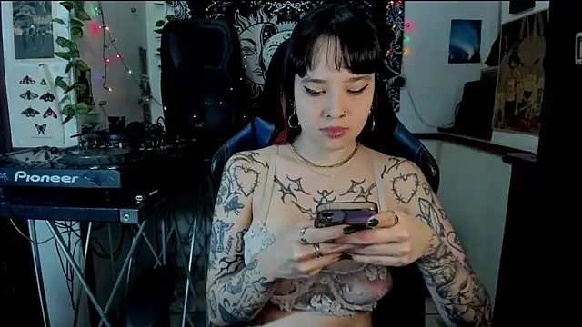 Snapshot of Demongirl6666 chatting on 03.20.25 Demongirl6666 online show from 03.20.25