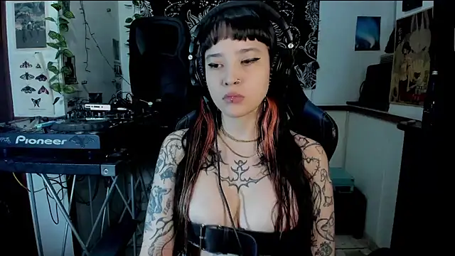 Snapshot of Demongirl6666 chatting on 03.23.25 Demongirl6666 online show from 03.23.25