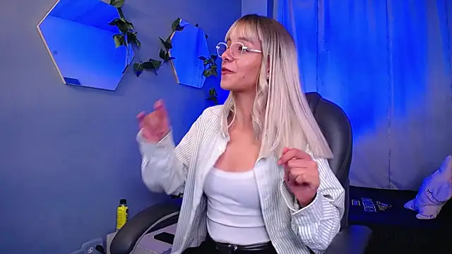 Snapshot of peyton_golden1 chatting on 10.22.25 peyton golden1 online show from 10.22.25