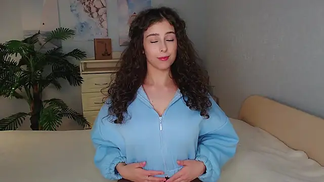 Snapshot of cosmosbaby chatting on 09.22.25 cosmosbaby online show from 09.22.25