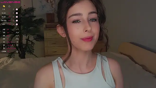 Snapshot of cosmosbaby chatting on 10.31.25 cosmosbaby online show from 10.31.25