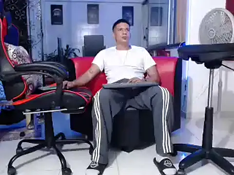 Snapshot of damiam_fiery chatting on 12.22.24 damiam fiery online show from 12.22.24